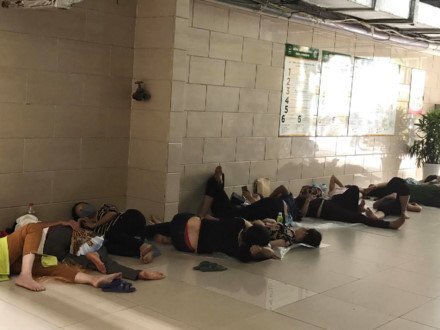 Khám dịch vụ tại Bệnh viện Bạch Mai: Vật vã xếp hàng