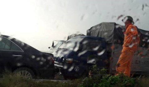 Hà Nội: Hàng loạt ô tô đâm liên hoàn trên cầu Thanh Trì
