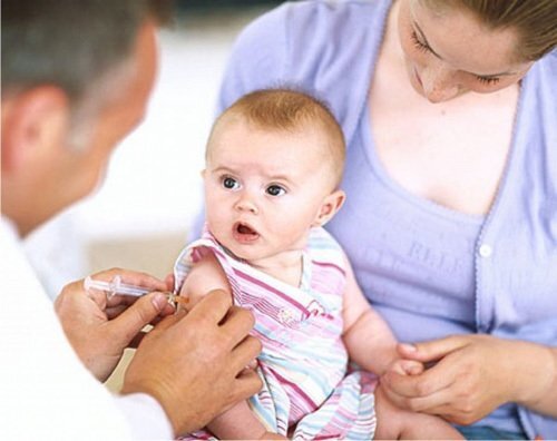 Bác sĩ Việt ở Mỹ: Uống vitamin còn rủi ro hơn cả tiêm vaccine
