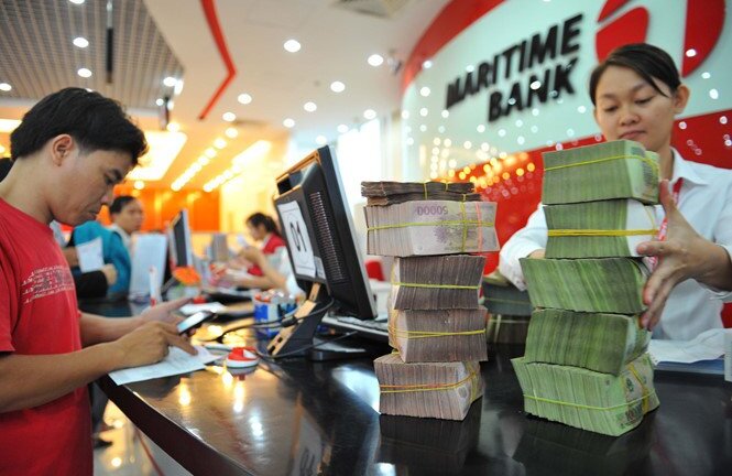 Giảm một loạt lãi suất điều hành: Một mũi tên bắn hai đích?