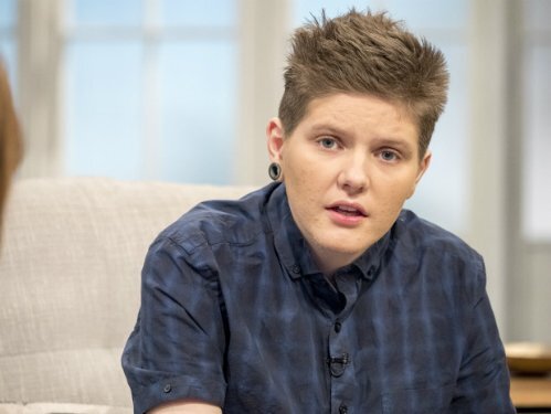 Anh: Chàng trai chuyển giới mang bầu và sinh con nhờ xin tinh trùng