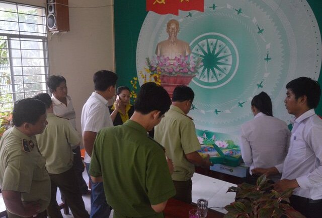 Mượn trụ sở công… bán hàng rong, giá cao cho dân