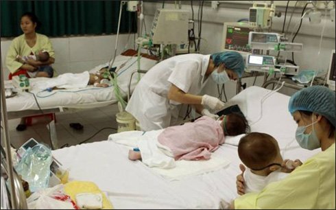 Cần phải có quy định bắt buộc người dân đưa con đi tiêm vắc xin