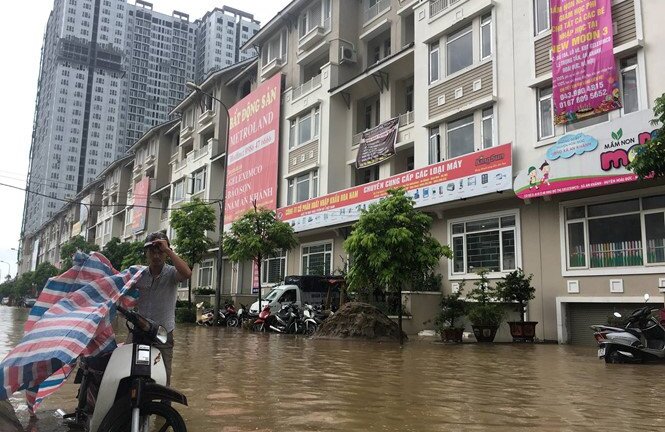 Cư dân biệt thự triệu đô lại 'rẽ sóng ra khơi' sau mưa