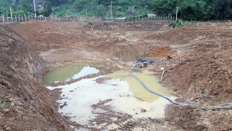 Hòa Bình: Đua nhau phá ruộng, xâm lấn gần trụ sở xã để... đào vàng