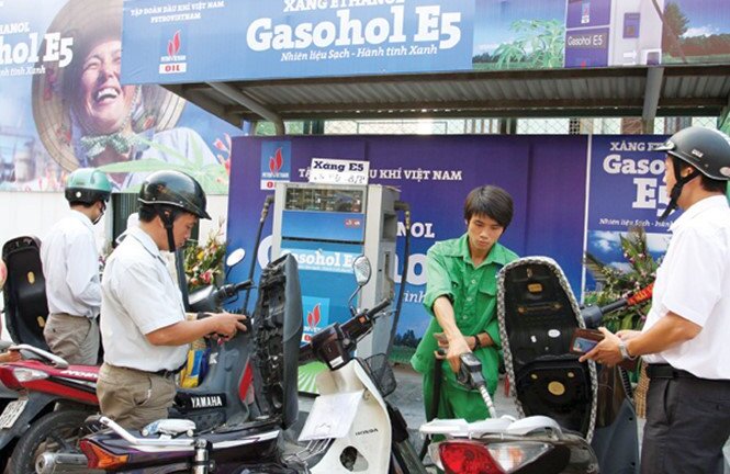 Làm thế nào để giá xăng E5 hấp dẫn người dân?