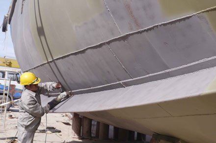 Sửa chữa tàu vỏ thép hư hỏng: Bình Định 'thúc' cơ sở đóng tàu thêm người, tăng ca