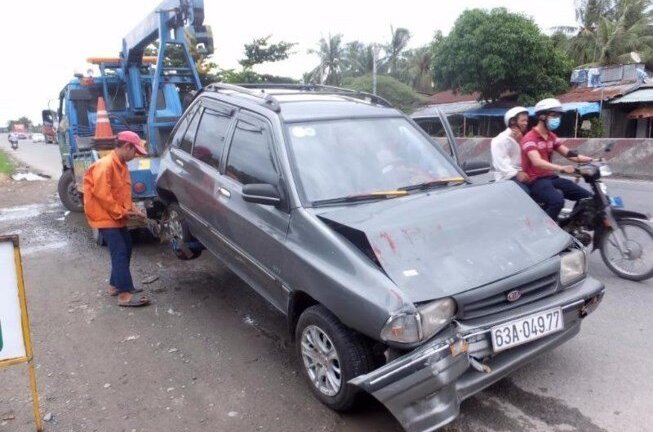 4 xe tông liên hoàn, hàng chục khách hoảng loạn ở Tiền Giang