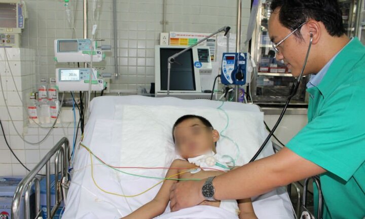 Thương tâm bé 5 tuổi ngã hàng rào, cây sắt cắt lìa cổ họng