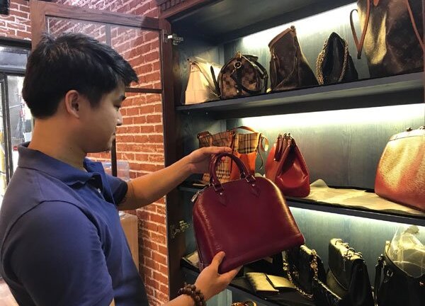 Bỏ lương ngàn USD về nhà... đánh giày, sửa túi