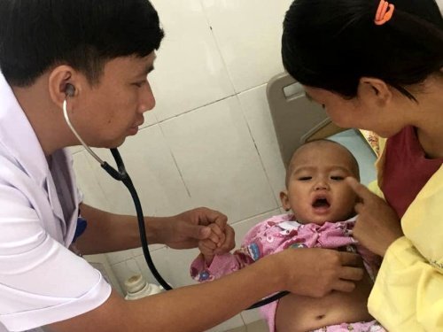 Không tiêm vắc xin, bé gái 16 tháng tuổi suýt chết vì ho gà