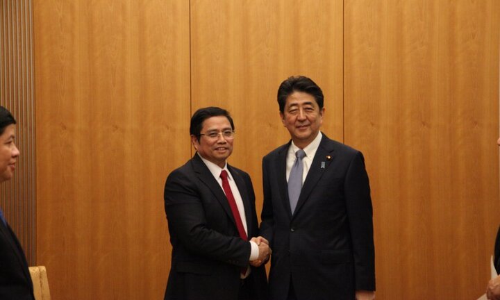Thủ tướng Nhật Bản Shinzo Abe hội kiến với ông Phạm Minh Chính