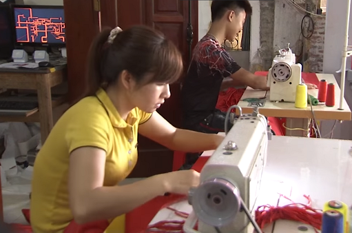 Về thăm ngôi làng đặc biệt chuyên may cờ Tổ quốc