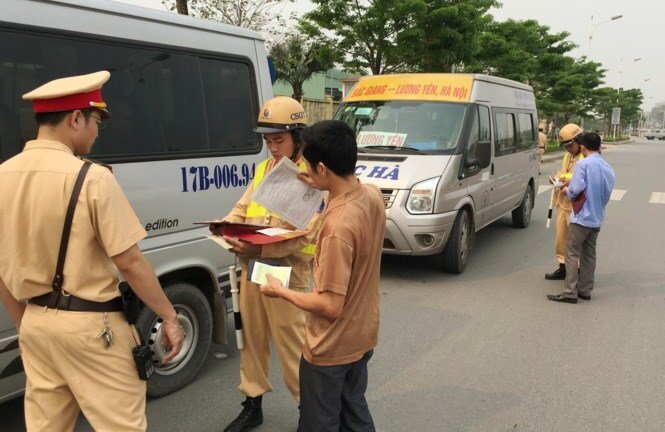 Chạy như 'rùa bò', hàng loạt xe khách bị 'cấm bến' 1 tháng
