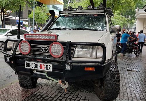 Ông Đoàn Ngọc Hải không phạt ôtô biển ngoại giao chiếm vỉa hè