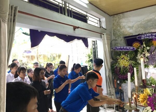 Mẹ nam sinh tử vong do bê tông rơi trúng đầu: ‘Đi học thôi mà cũng chết là sao con ơi’