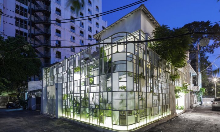 Ngôi nhà cũ kỹ 'lột xác' ấn tượng thành nhà hàng sang trọng giữa Sài Gòn