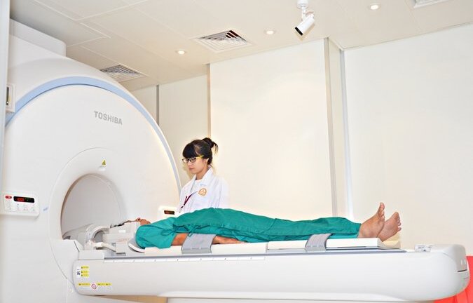 Vợ bị nhiễm kim loại nặng khi chụp cộng hưởng từ, nam diễn viên Mỹ đệ đơn kiện 11 công ty dược