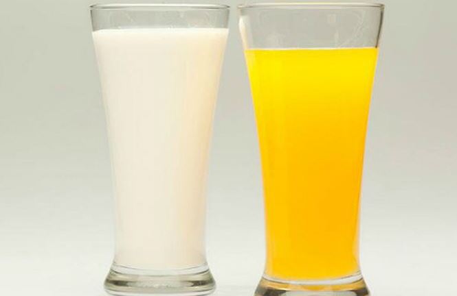 Uống nước cam hay sữa vào buổi sáng là tốt nhất?