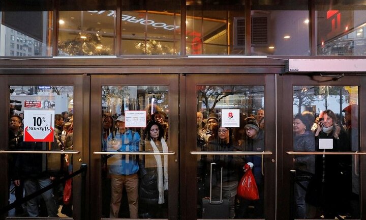 Trốn xếp hàng, khách cải trang thành nhân viên trà trộn mua hàng dịp Black Friday 2017