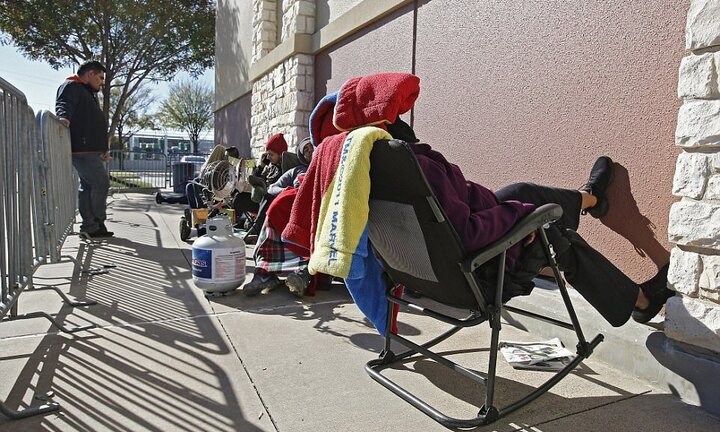 Người Mỹ cắm ô, đắp chăn xếp hàng để chờ mua đồ dịp Black Friday 2017