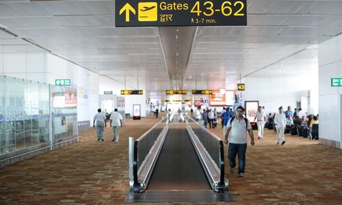 Lý do các sân bay thường trải lớp thảm dày ở sảnh