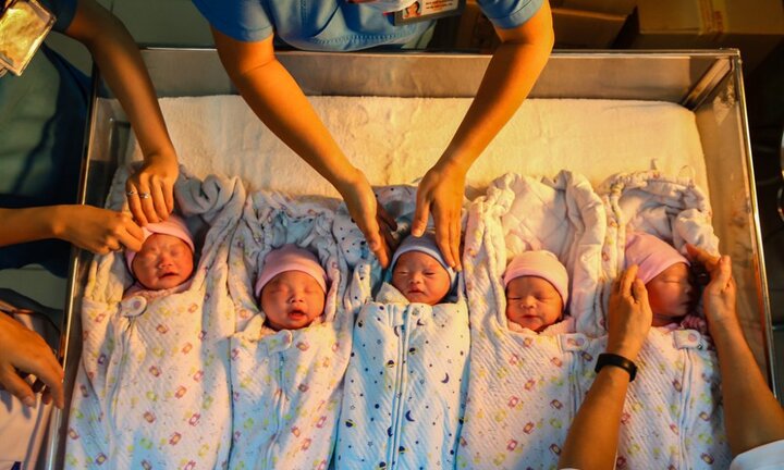 5 công dân đầu tiên chào đời năm 2018