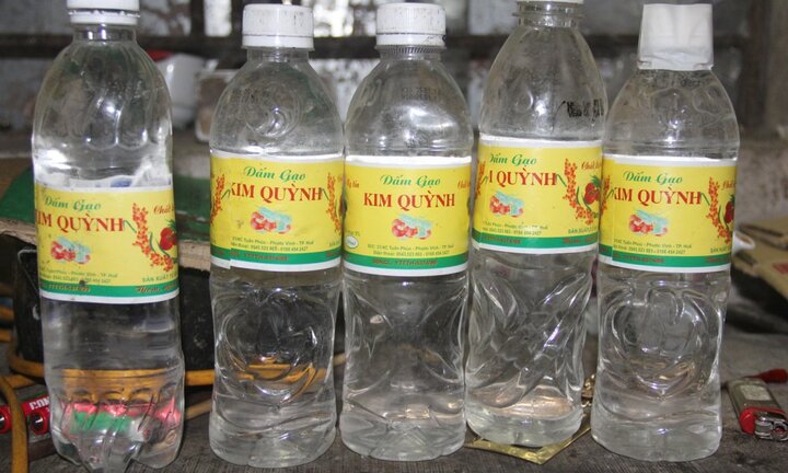 Kinh hoàng dấm giả làm từ nước lã trộn axit tuồn ra chợ Tết