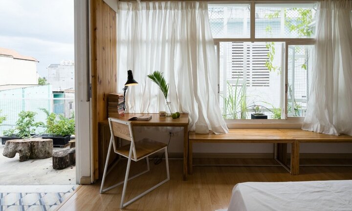 Ngỡ ngàng nhà cấp 4 xinh xắn, ngập tràn ánh sáng dù nằm sâu trong ngõ hẻm