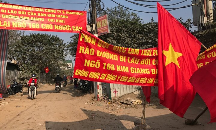 Dân làng ngõ 168 Kim Giang ra đường ở phản đối chủ đầu tư bịt lối đi