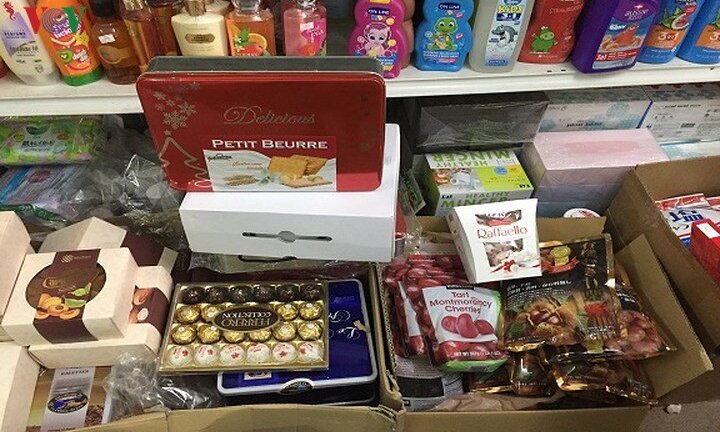 'Hốt bạc' từ nghề buôn bánh kẹo 'xách tay' dịp Tết