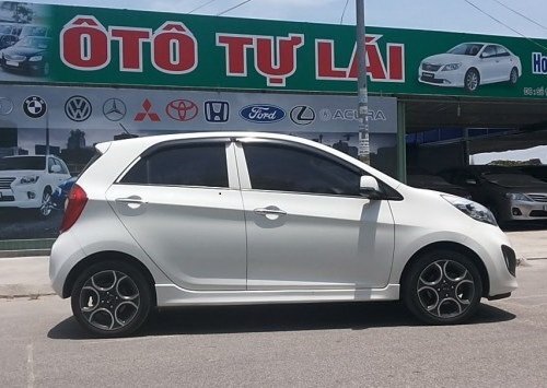 Giá thuê ôtô tự lái ngày Tết gần hai chục triệu đồng nhưng vẫn 'cháy hàng'