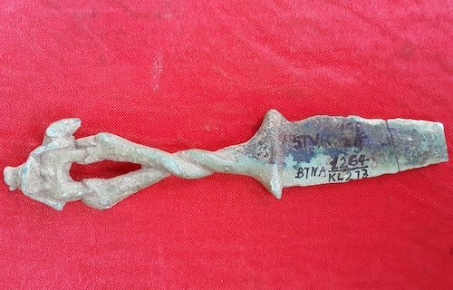 Bảo vật dao găm rắn ngậm chân voi hơn 2.000 tuổi ở xứ Nghệ