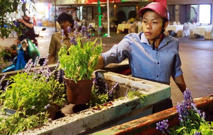 Dân lục thùng rác xin bông khi đường hoa Nguyễn Huệ thu dọn