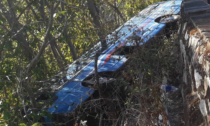 Xe chở khách viếng chùa lao xuống vực, cheo leo bên vách núi