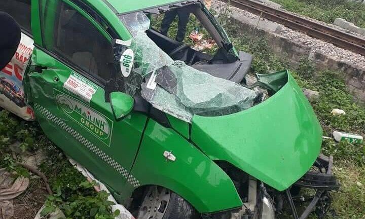 Taxi bị tàu hỏa đâm văng, lái xe tử nạn