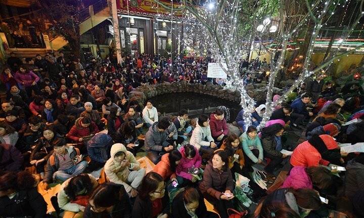 Hàng nghìn người chịu rét ngoài đường làm lễ dâng sao giải hạn