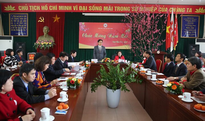 Phó Thủ tướng Vũ Đức Đam thăm Tổng hội Y học, Hội Chữ thập đỏ nhân ngày 27/2
