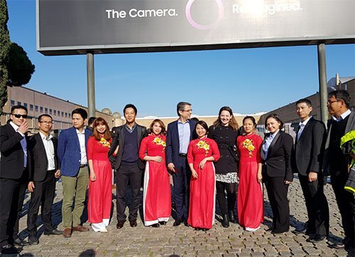 8 công nhân Việt Nam sản xuất Galaxy S9 tham dự Unpacked tại Barcelona