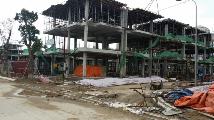 Cận cảnh dự án di dời hàng chục ngôi mộ để lấy đường vào