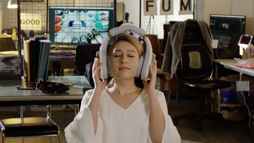 Thích thú với tai nghe 'khổng lồ' giúp người dùng massage