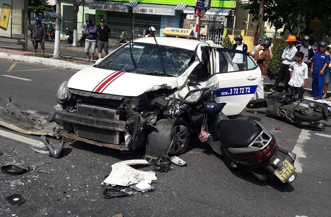 6 xe tông nhau liên hoàn, 5 người nhập viện