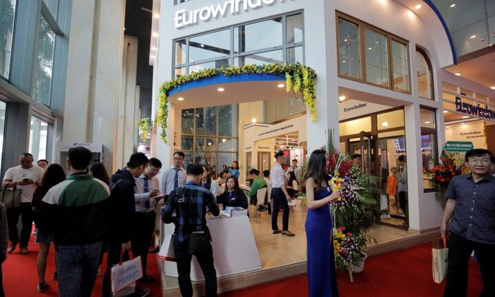Sản phẩm kính đổi màu, cửa chống cháy Eurowindow thu hút khách tại Vietbuild Hà Nội 2018