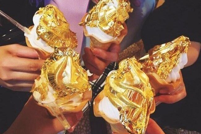 Bữa tiệc rượu vảy vàng, lẩu cá dát vàng... trà sữa cũng rắc vàng