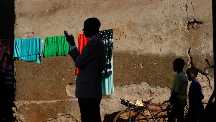 Bị đánh thuế khi lướt Facebook, Whatsapp