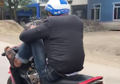 Thanh niên lái xe máy bằng chân bị cảnh sát triệu tập