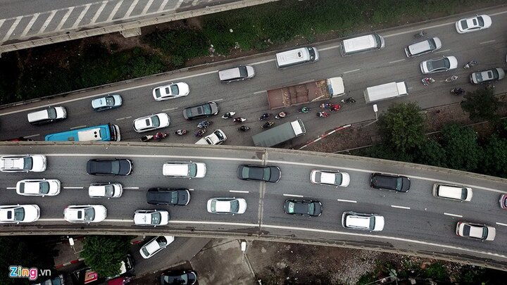 Xe cộ ùn ùn rời nội đô, cao tốc Pháp Vân ùn ứ