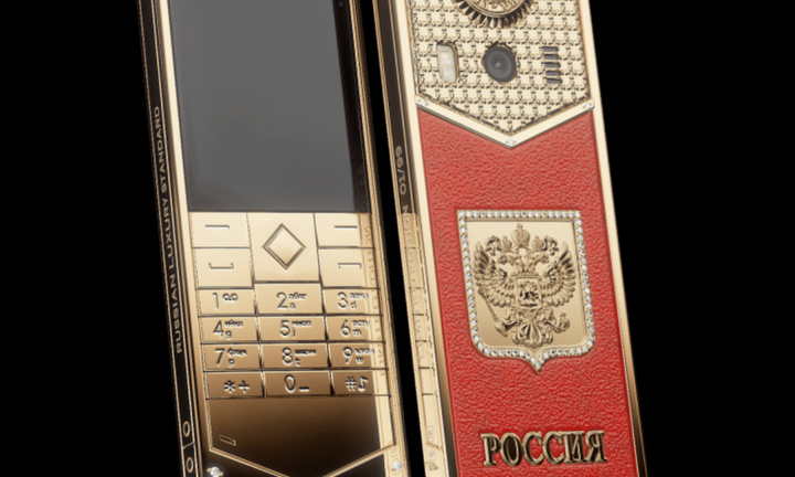 Cận cảnh chiếc điện thoại mạ vàng giá 700 triệu kỷ niệm Lễ nhậm chức của ông Putin
