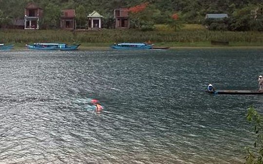 Lốc xoáy đánh úp 2 thuyền chở 21 du khách tham quan Phong Nha - Kẻ Bàng, 1 người chết