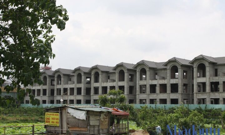 Cận cảnh khu biệt thự triệu USD bỏ hoang đầy bí ẩn ở Hồ Tây